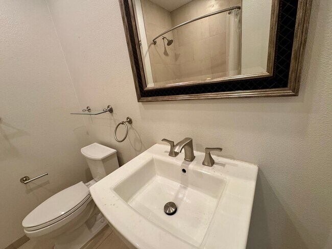 Building Photo - PENTHOUSE-STYLE UNIT IN SIGNAL HILL  w/180 degree Views 3Br/2Ba $3900mo