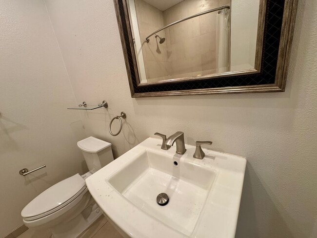 Building Photo - PENTHOUSE-STYLE UNIT IN SIGNAL HILL  w/180...