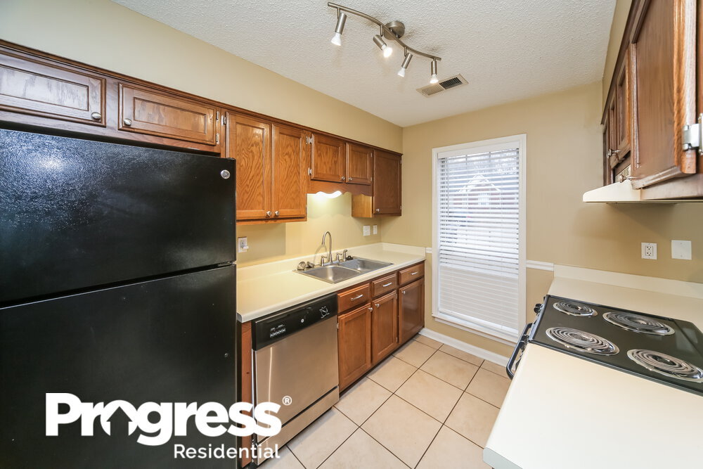 Building Photo - 5689 Riverhead Ave