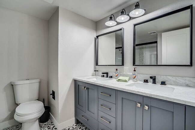 Building Photo - Prime Location - 2-bedroom, 1.5-bath townhome in Central Scottsdale!