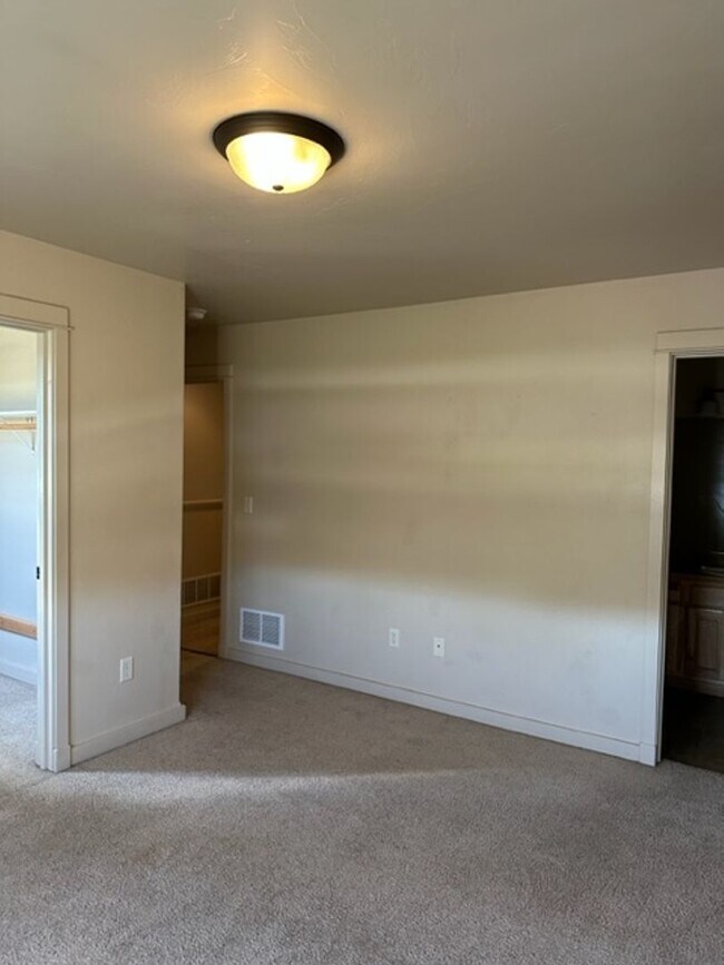Building Photo - 923 Saxon Way