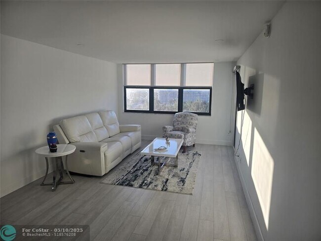 Building Photo - 1401 N Riverside Dr