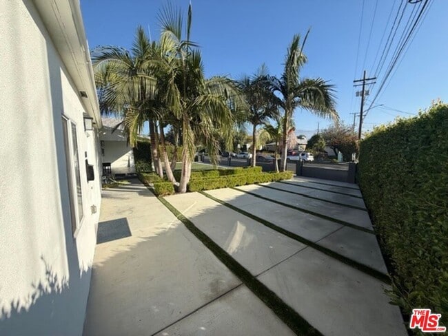 Building Photo - 1413 N Avon St