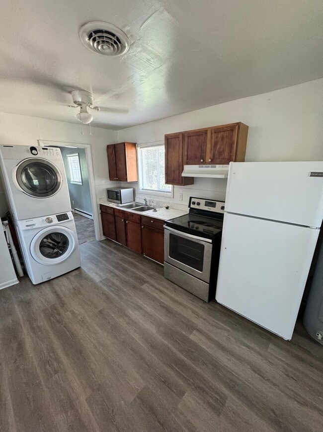 Building Photo - Cozy 3 bed 1.5 bath with Backyard