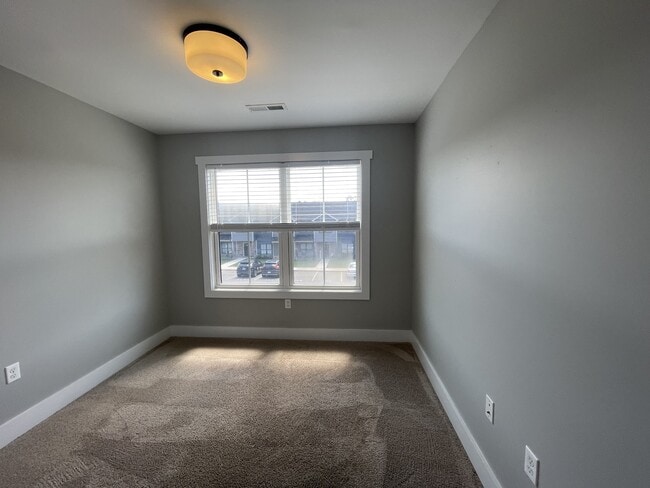 Building Photo - 140 Sunburst Villa Dr