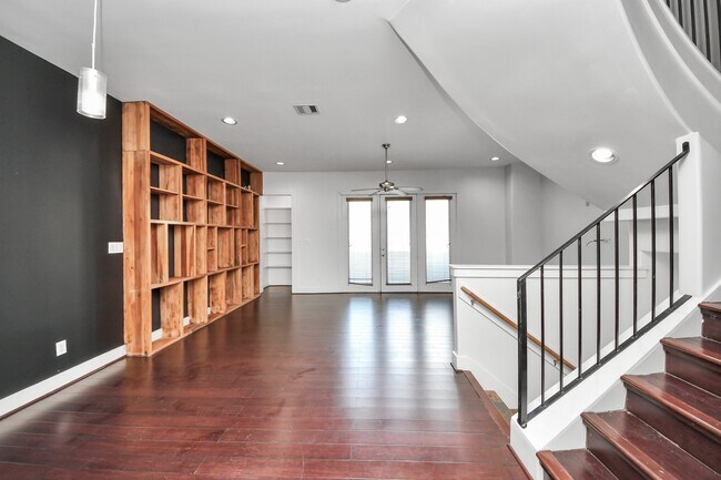 Building Photo - 2911 Chartres St