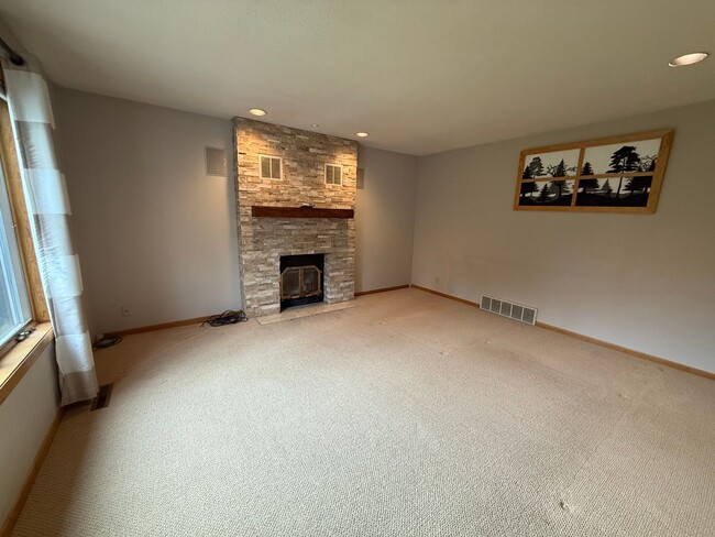 Building Photo - Beautiful single family home!