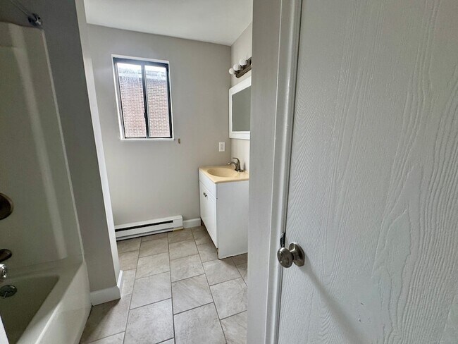 Building Photo - 70 Weber St