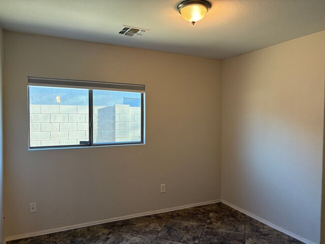 Building Photo - 3 bed, 2 bath, diagonal tile flooring, ove...