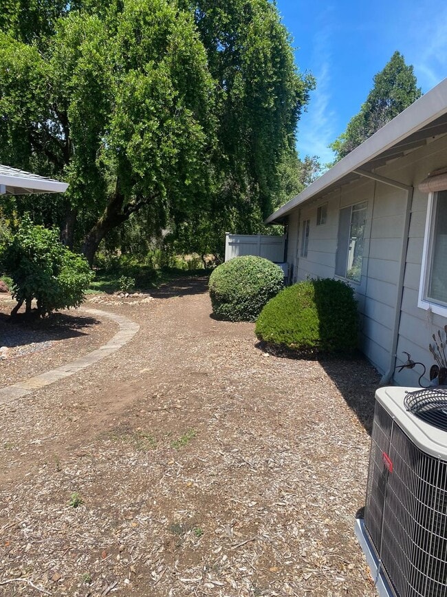 Building Photo - Very nice home w/CENTRAL AIR CONDITIONING ...