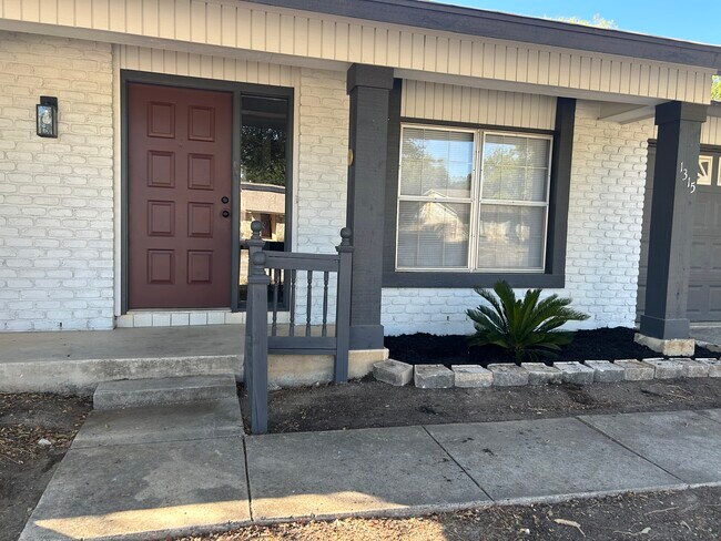 Building Photo - 1315 White Rock Dr