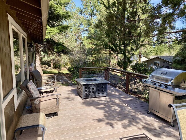Building Photo - Spacious 2 BR Bend Home in Forested Cul-de...