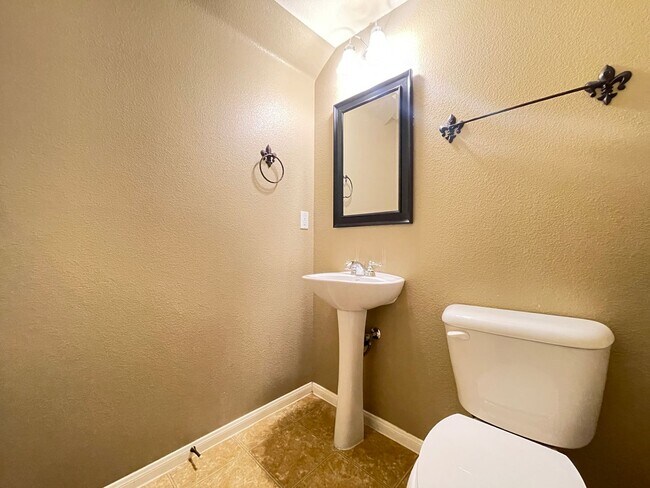 Building Photo - 3 Bedroom 2 1/2 Bath Home - Kitchen w/Gran...