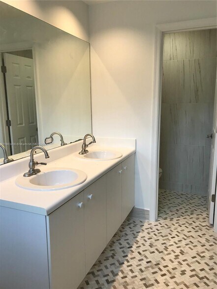 Building Photo - 4265 Pine Ridge Ct