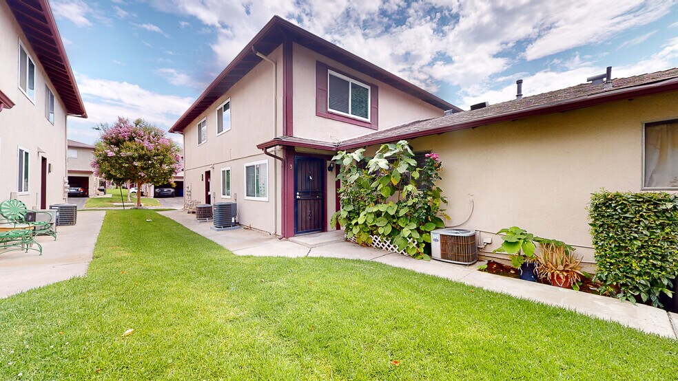 Building Photo - 1125 W Calle del Sol