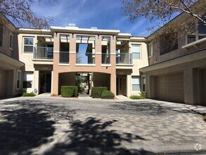 Building Photo - Spacious 1st Floor Beauty!
