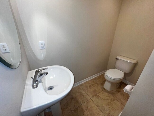 Building Photo - MOVE IN MAY-OVIEDO RENTAL!BEAUTIFUL 3 bd 2.5 bath townhome! 2 CAR ATTACHED GARAGE!FRESH PAINT!