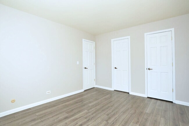 Building Photo - 236 Deerpath Ct