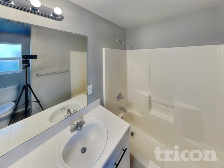 Building Photo - 577 SW 207th Ave