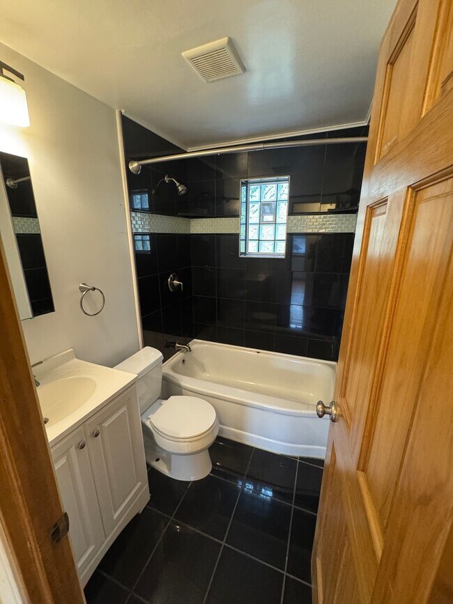 Building Photo - Coraopolis - 3 Bedroom, 1 Bath - Charming ...