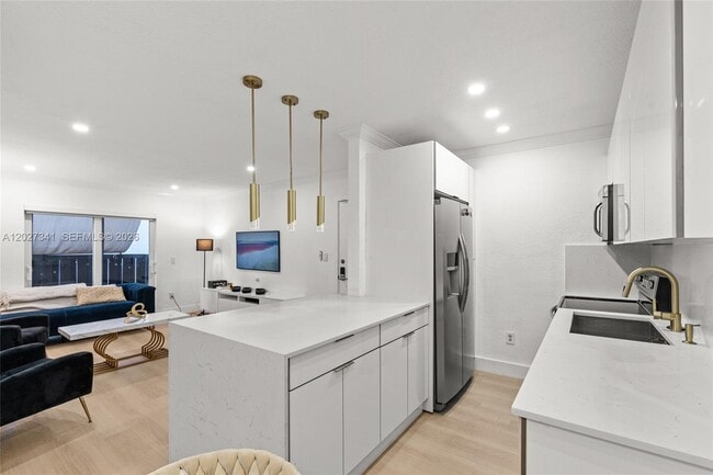 Building Photo - 10780 N Kendall Dr