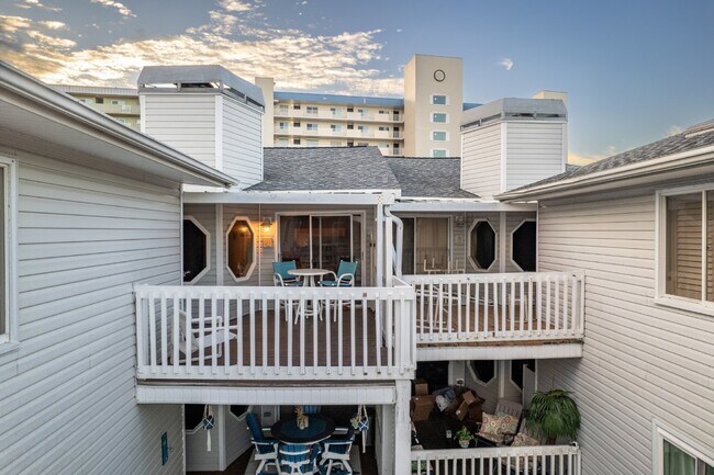 Building Photo - Gorgeous 2/2 condo at Indian Shores