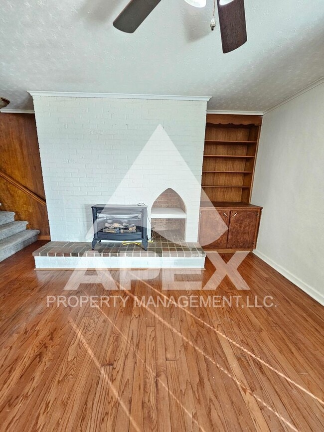 Building Photo - Spacious 4Bd – 2Ba Tri-Level Brick Home in North Knoxville!