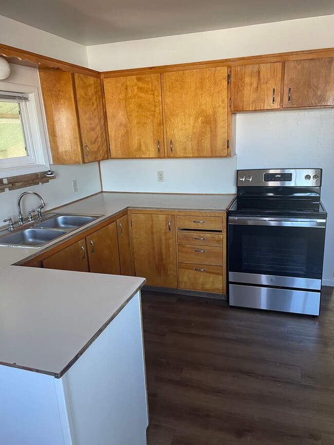 Building Photo - A 4 Bed, 2 Bath House, Available in Novemb...