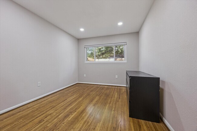 Building Photo - 8621 Bob White Dr