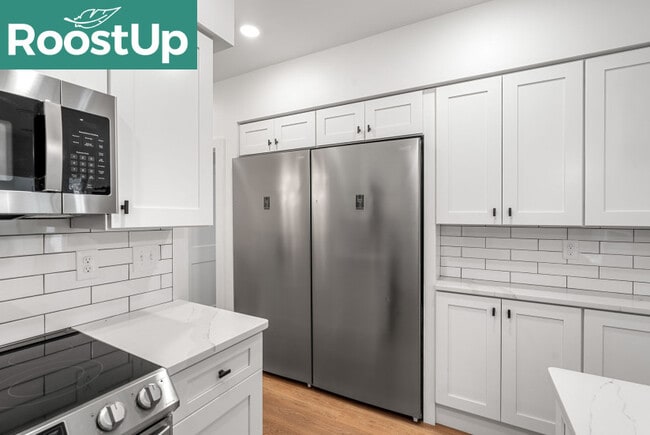 Building Photo - Furnished Bedroom with Private Bath in Sou...