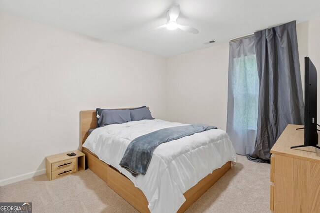 Building Photo - 3645 Beaconfield Ct SE