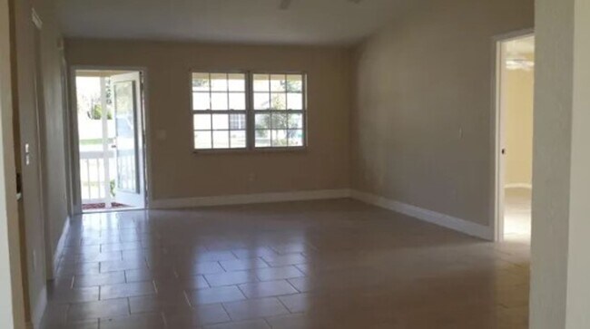 Building Photo - 4 bedroom 2.5 bath for rent