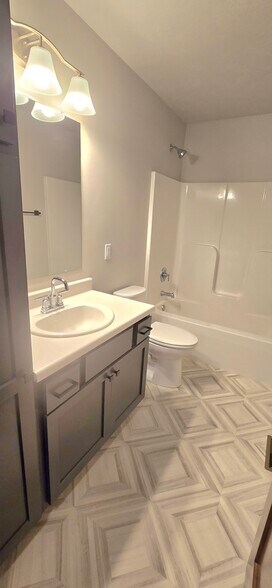 Bath 1/ Tub/shower combo - 6125 S Alki Pl