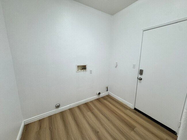 Building Photo - Gorgeous Remodeled 3+2 - $3000