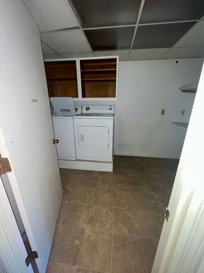 Building Photo - Well-Located One-Level Condo -- Just Minut...