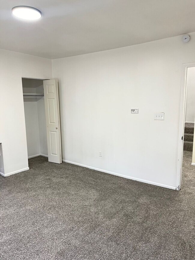 Building Photo - Spacious 3 bed, 2.5 bath Single Family home in Carrick- New Flooring and Paint, Available Immedia...