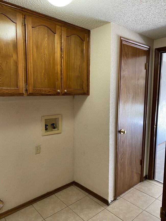 Building Photo - 2122 Meench Dr