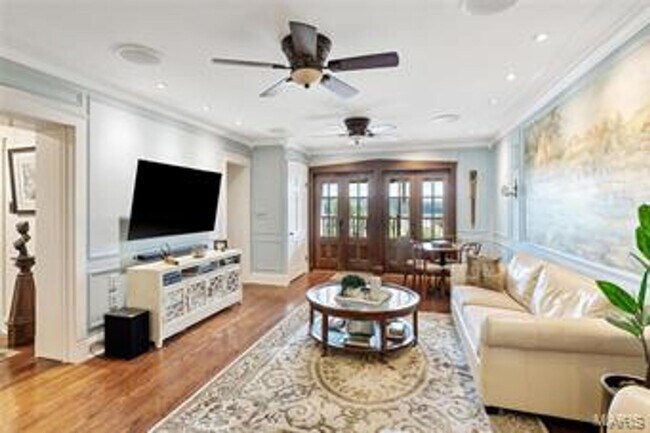 Building Photo - Beautiful 2 bedroom/ 2 bathroom apartment located right on Historic Main Street in St. Charles.