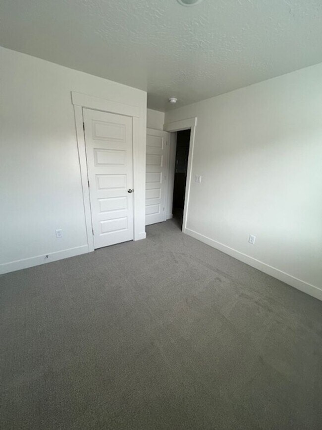 Building Photo - SPACIOUS HOME FOR RENT!