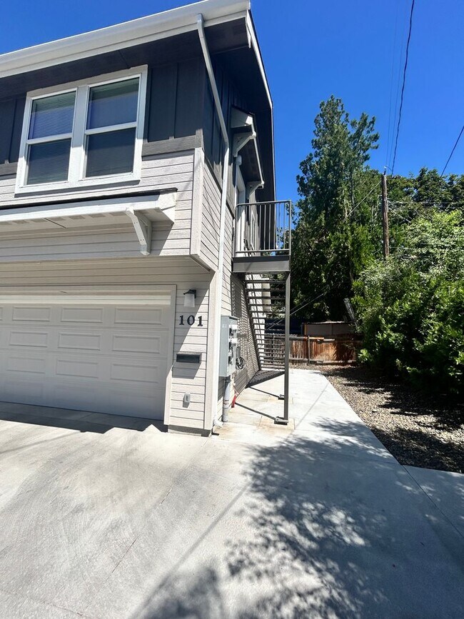 Building Photo - 2106 S Vista Ave