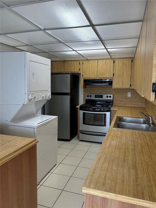 Building Photo - 5900 SW 127th Ave