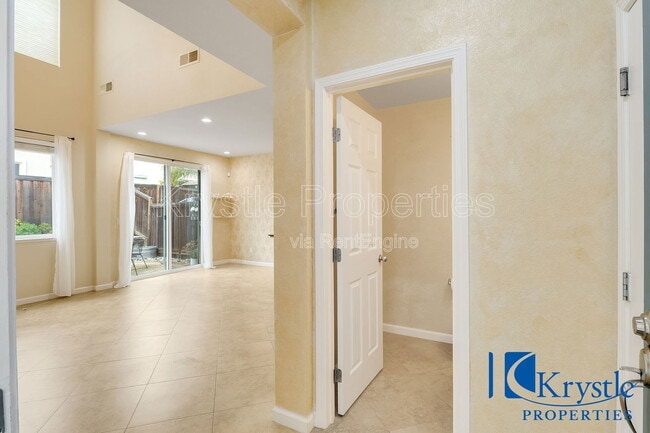 Building Photo - 664 Julmar Cir