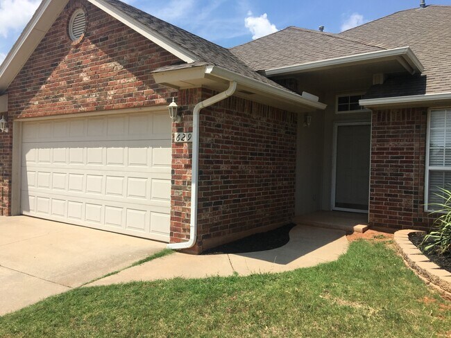 Building Photo - Beautiful 3 bed, 2 bath Home in East Moore with Bonus Room!