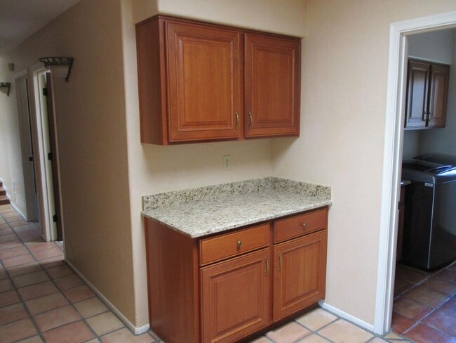 Building Photo - 4 bedroom 2.5 Bath