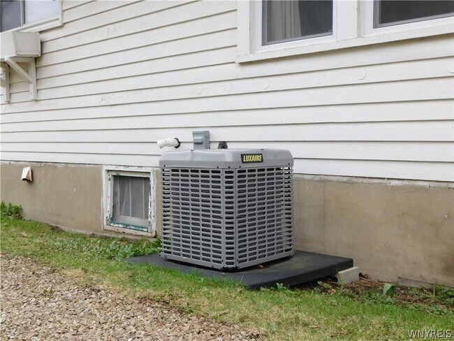 Building Photo - 172 Wellsville St