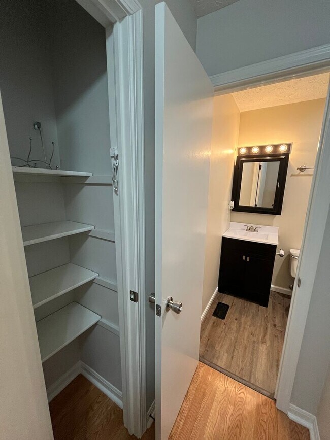 Building Photo - Fantastic 3 bedroom 2 bathroom single family home Johnstown