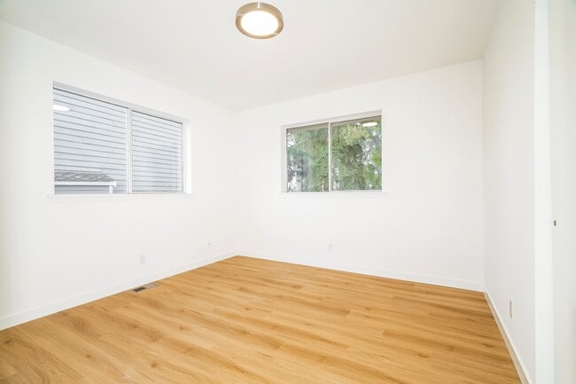 Building Photo - 3 bed 2 bath Home with Lake Views for Rent