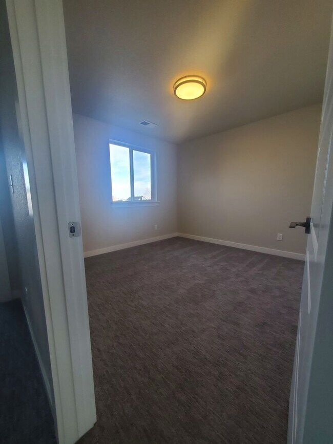 Building Photo - Updated and Very Spacious 3 Bedroom Townho...