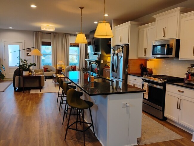 Building Photo - 353 Wash Holw Dr