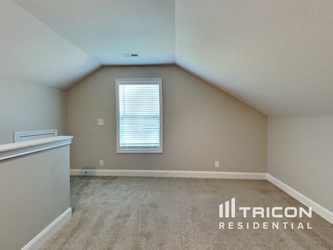 Building Photo - 616 Hollow Crst